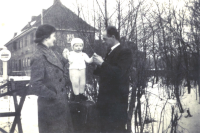 Bekijk detail van "Komies Swiers met echtgenote en kind met op de achtergrond het Duitse grenskantoor bij de grensovergang Laagse Paal."