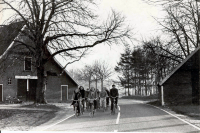 Bekijk detail van "Groep schoolgaande jeugd op hun dagelijkse fietstocht van Ootmarsum naar Oldenzaal visa versa."