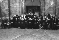Bekijk detail van "Groepsfoto van deelnemers aan het Ziekentridium voor de hoofdingang van de r.-k. Kerk."