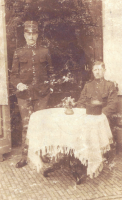 Bekijk detail van "Foto van Gradus Peters (r) in militaire dienst in 1908."