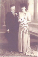 Bekijk detail van "Bruidsfoto van het echtpaar Bernard en Sientje Peters."