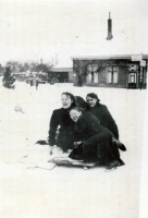 Bekijk detail van "Sneeuwpret in de koude winter van 1942."