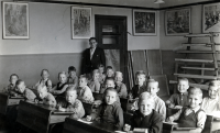 Bekijk detail van "De tweede klas van de r.-k. Jongensschool: schooljaar 1945/1946."