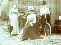 Bekijk detail van "Drie dames Meijer poserend met fiets en parasol begin 20e eeuw."