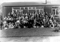 Bekijk detail van "Groepsfoto van leerlingen van de huishoudschool aan de Vasserweg."