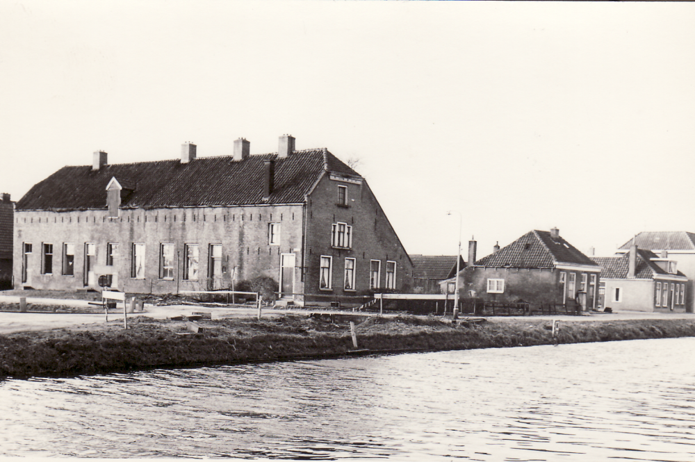 Bekijk detail van "GH05357: Het voormalig pakhuis 'Rijswijk', met naastgelegen bruchwachterswoning op de hoek van de Nieuwewijk en de Wisseling te Dedemsvaart."