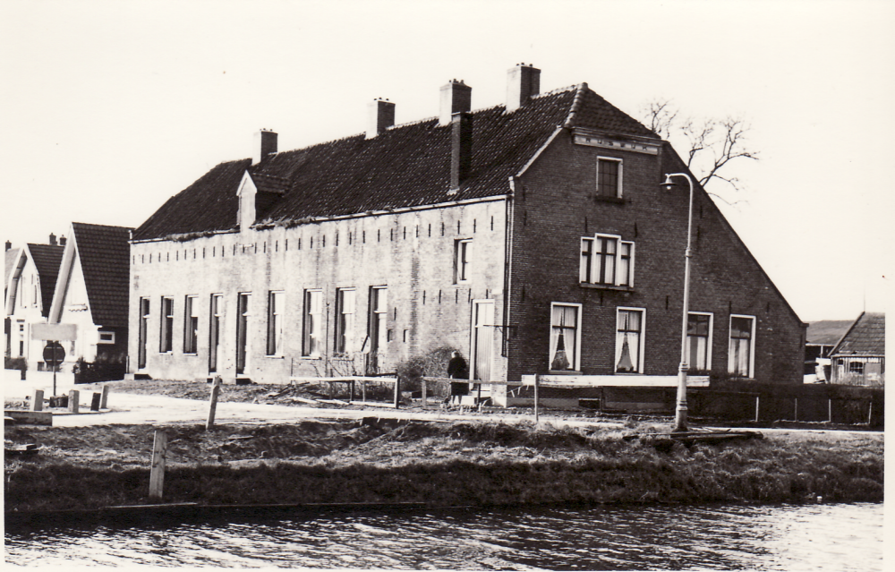 Bekijk detail van "GH05358: Het voormalig pakhuis 'Rijswijk', op de hoek van de Nieuwewijk en de Wisseling te Dedemsvaart."