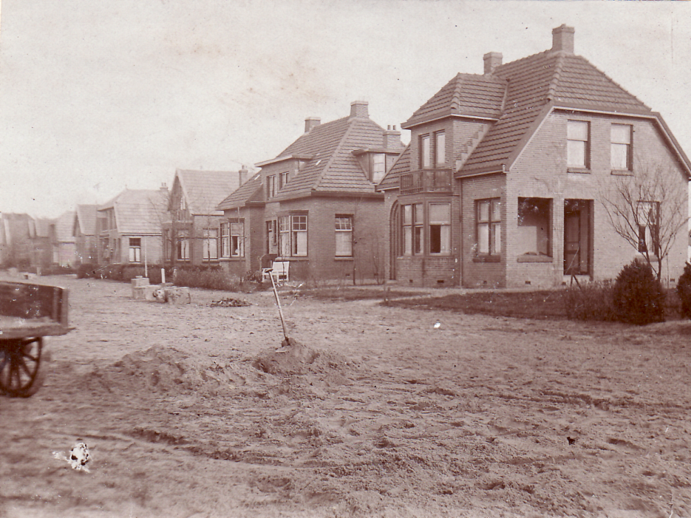 Bekijk detail van "GH05520: Het Dempen van de Kalkwijk, later Julianastraat, in Dedemsvaart."