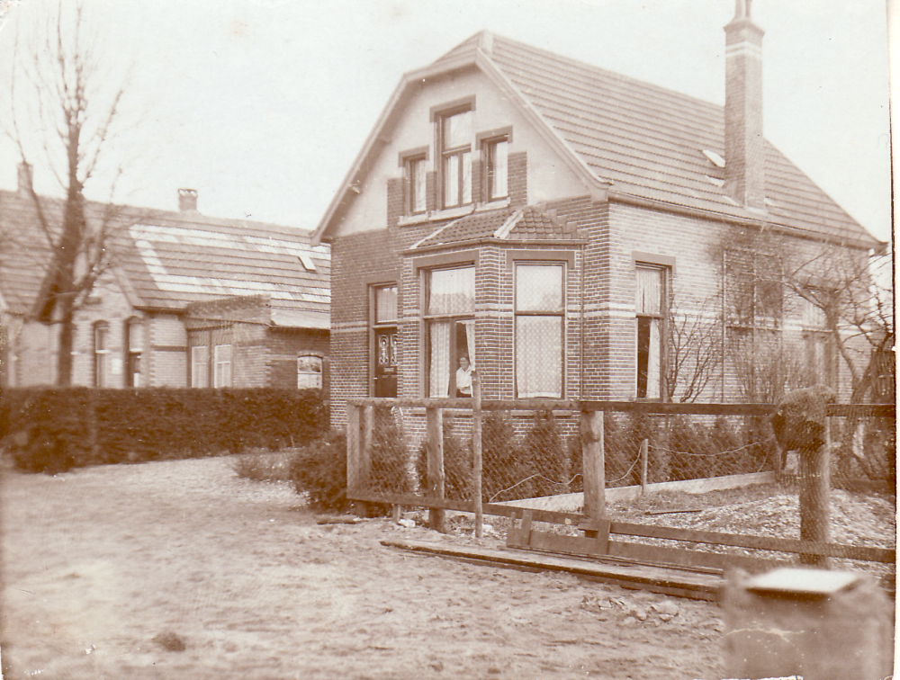 Bekijk detail van "GH05557: Het Dempen van de Kalkwijk, later Julianastraat, in Dedemsvaart."