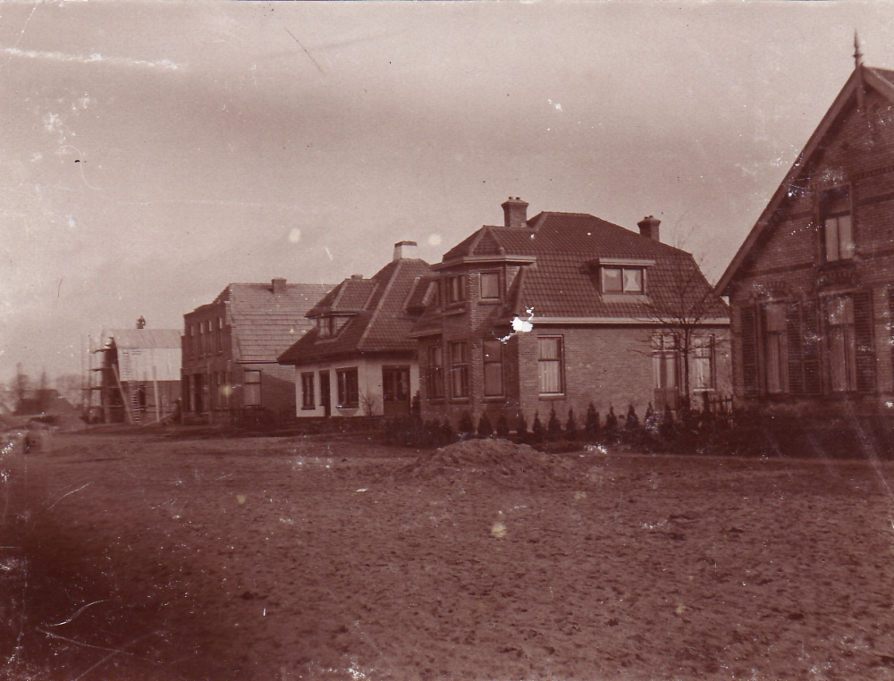 Bekijk detail van "GH05558: Het Dempen van de Kalkwijk, later Julianastraat, in Dedemsvaart."