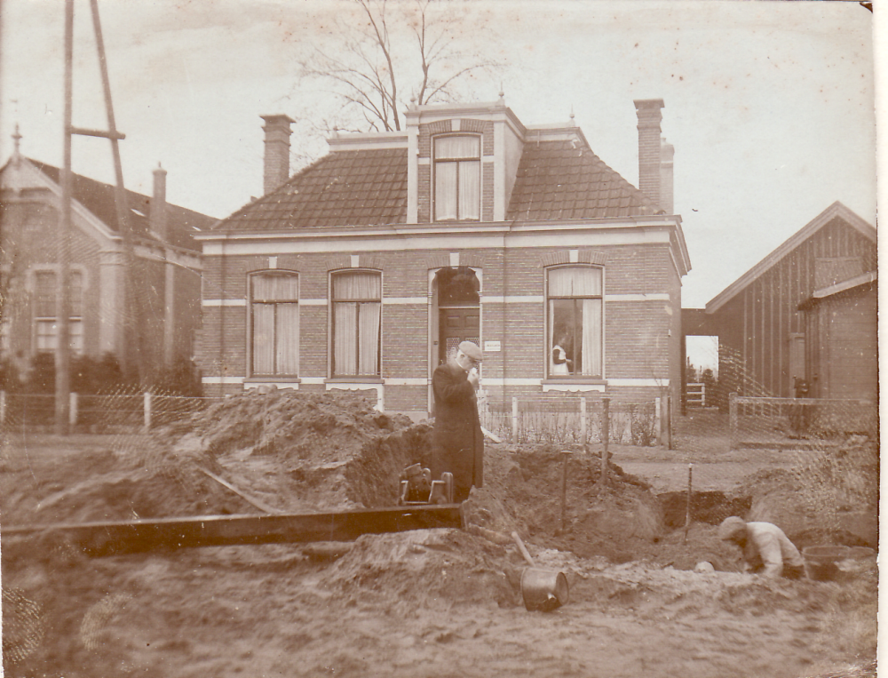 Bekijk detail van "GH05560: Het Dempen van de Kalkwijk, later Julianastraat, in Dedemsvaart."