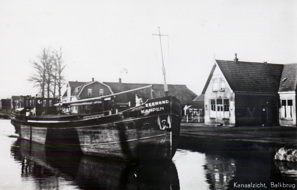 Bekijk detail van "GH04327: Het Tramstation aan de Zwolseweg in Balkbrug, met in het kanaal het schip 'Zeehond' uit Kampen."