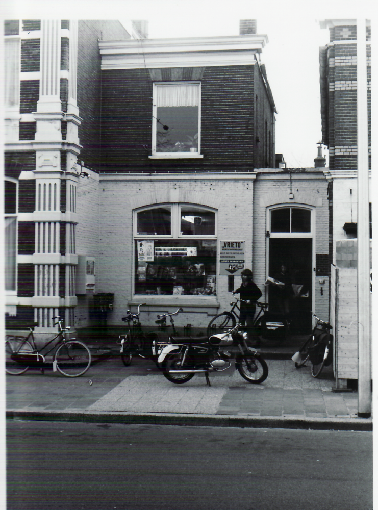 Bekijk detail van "GH04432: De Dedemsvaartsche Courant (later VVV) aan de Julianastraat 42 ,in Dedemsvaart."