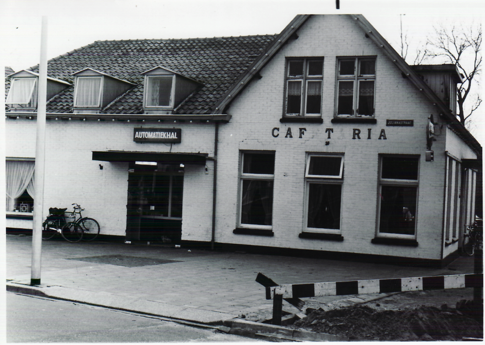 Bekijk detail van "GH04442: Automatiekhal en Cafetaria, aan de <span class="highlight">Julianastraat</span> 116, in Dedemsvaart."