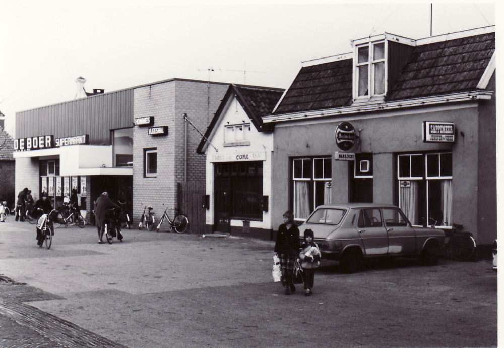 Bekijk detail van "GH04485: De Boer Supermarkt, De Corner (later snackbar) en café Marktzicht aan de Markt 23 t/m 27, in Dedemsvaart."