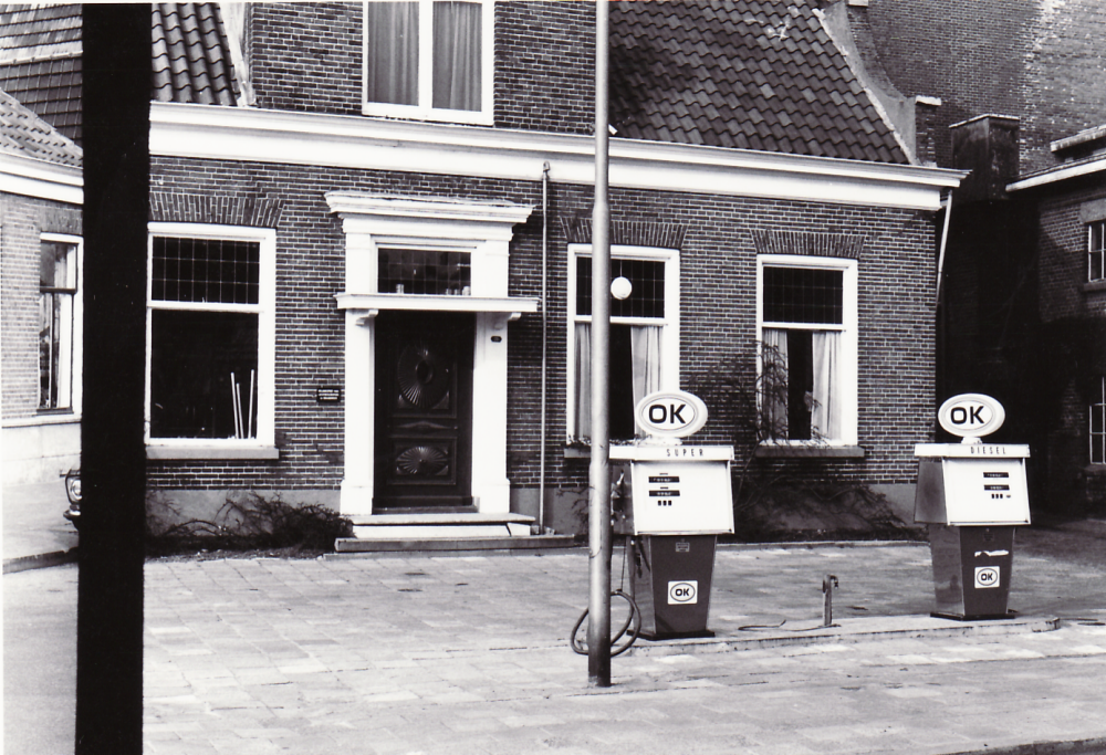 Bekijk detail van "GH04490: De Benzinepomp voor Moeheimstraat 38, te Dedemsvaart."