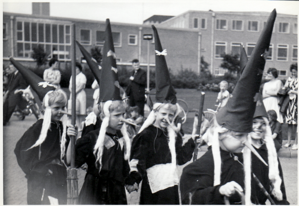 Bekijk detail van "GH04936: Kinderen verkleed als heksen achter het gemeentehuis van Hardenberg."