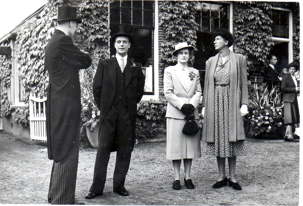 Bekijk detail van "GH03500: Het Bezoek van H.M. Koningin Juliana, aan de Koninklijke kwekerij Moerheim in Dedemsvaart, op 2 augustus 1950."