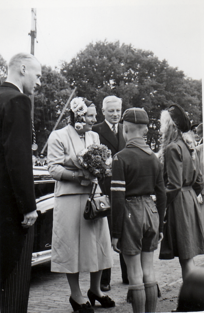 Bekijk detail van "GH03502: Het Bezoek van H.M. Koningin Juliana, aan de Koninklijke kwekerij Moerheim in Dedemsvaart, op 2 augustus 1950."