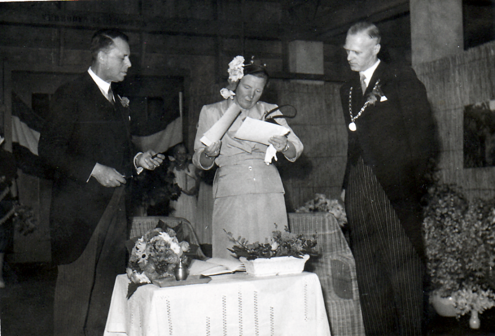 Bekijk detail van "GH03504: Het Bezoek van H.M. Koningin Juliana, aan de Koninklijke kwekerij Moerheim in Dedemsvaart, op 2 augustus 1950."