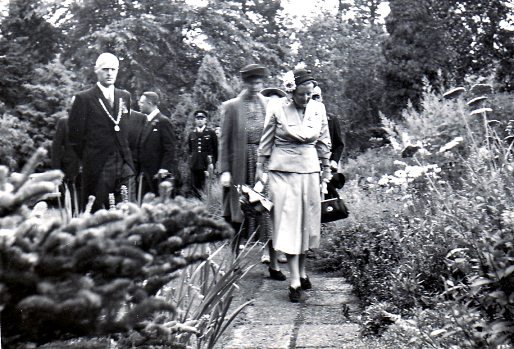 Bekijk detail van "GH03505: Het Bezoek van H.M. Koningin Juliana, aan de Koninklijke kwekerij Moerheim in Dedemsvaart, op 2 augustus 1950."