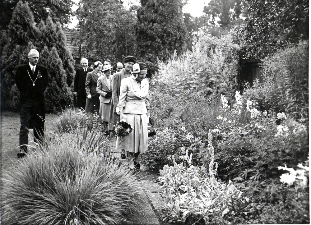 Bekijk detail van "GH03507: Het Bezoek van H.M. Koningin Juliana, aan de Koninklijke kwekerij Moerheim in Dedemsvaart, op 2 augustus 1950."
