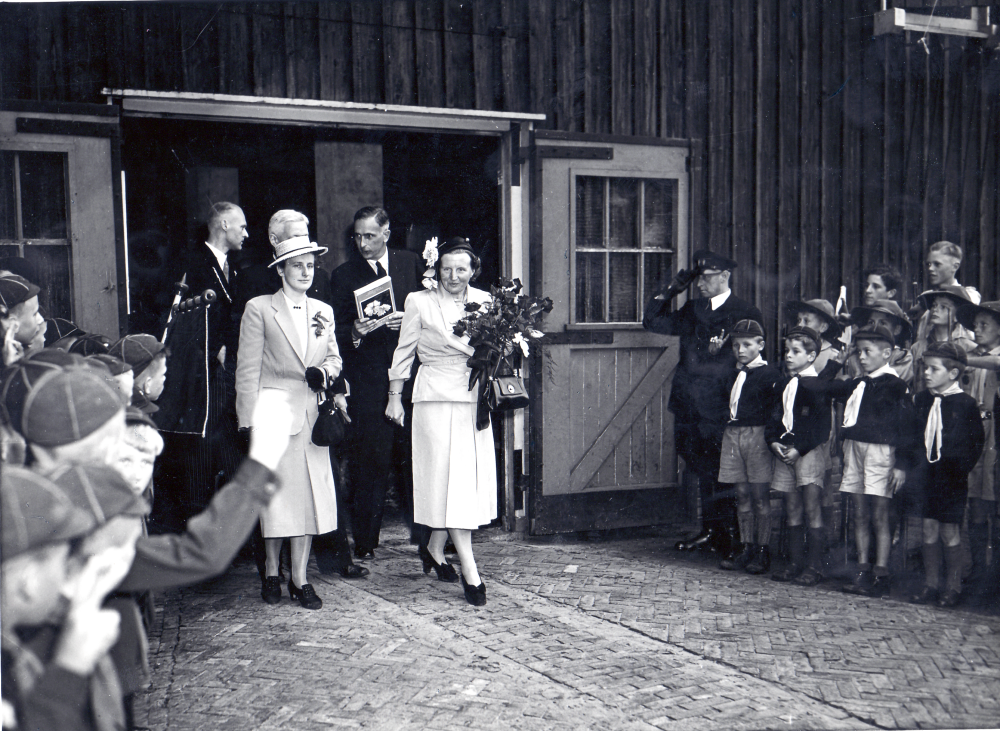Bekijk detail van "GH03508: Het Bezoek van H.M. Koningin Juliana, aan de Koninklijke kwekerij Moerheim in Dedemsvaart, op 2 augustus 1950."