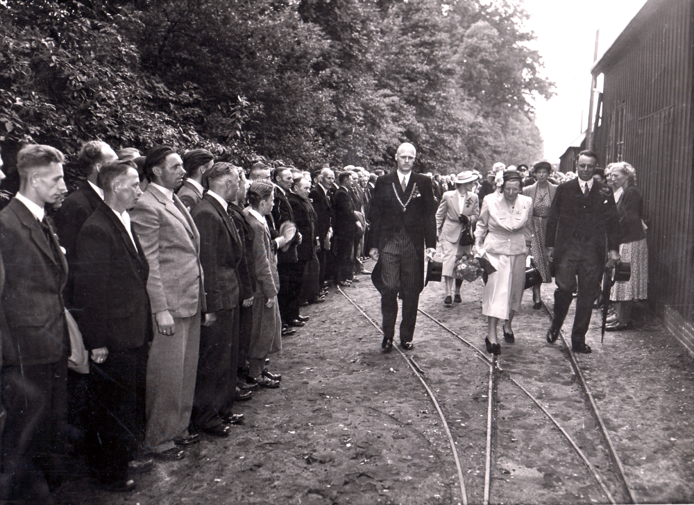 Bekijk detail van "GH03509: Het Bezoek van H.M. Koningin Juliana, aan de Koninklijke kwekerij Moerheim in Dedemsvaart, op 2 augustus 1950."