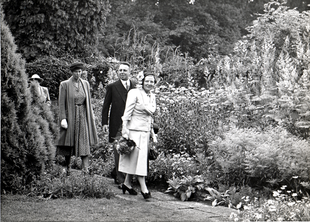 Bekijk detail van "GH03511: Het Bezoek van H.M. Koningin Juliana, aan de Koninklijke kwekerij Moerheim in Dedemsvaart, op 2 augustus 1950."