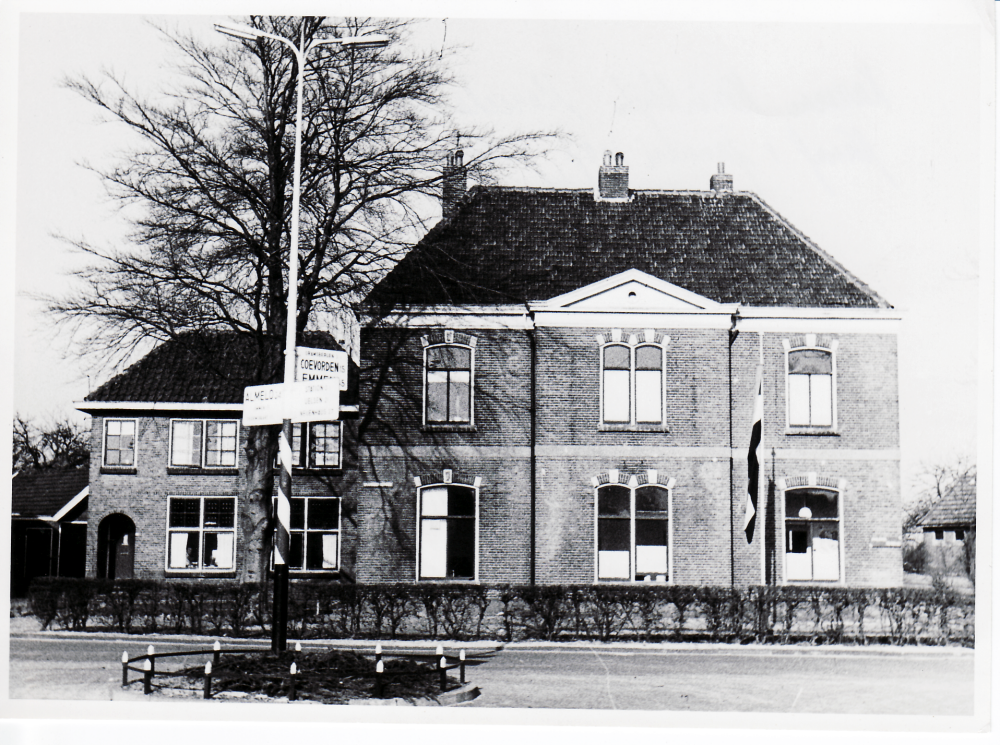 Bekijk detail van "GH03566: Het Politiebureau van Hardenberg, Gramsbergerweg 2-4, voorheen Marechaussee Kazerne; sinds december 2002 gemeentelijk monument."