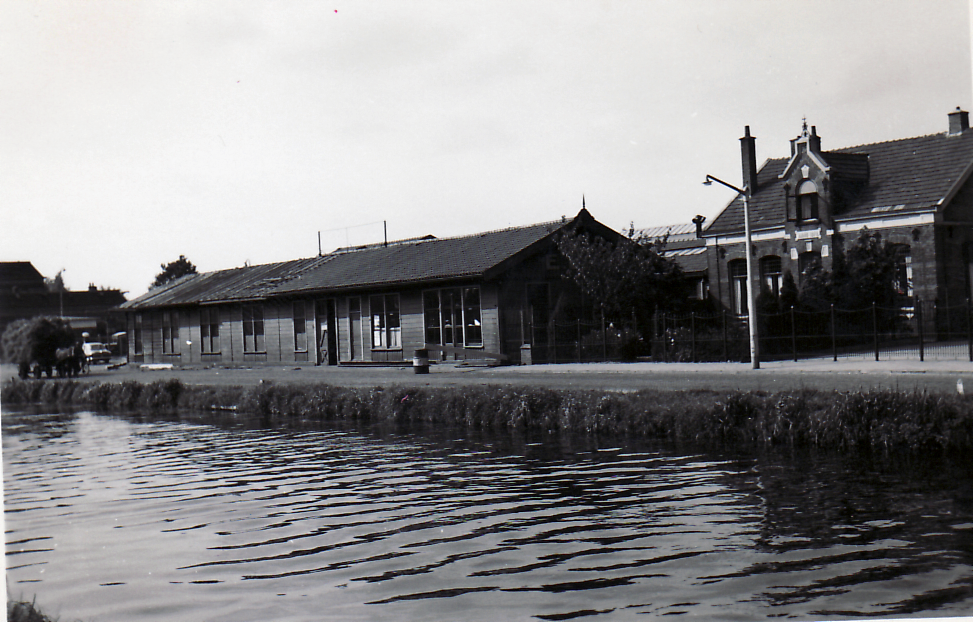 Bekijk detail van "GH03650: De in 1954 afgebroken loods van A.E.D. en daarnaast de onderwijzerswoning van school WijkF aan de Hoofdvaart in Dedemsvaart."