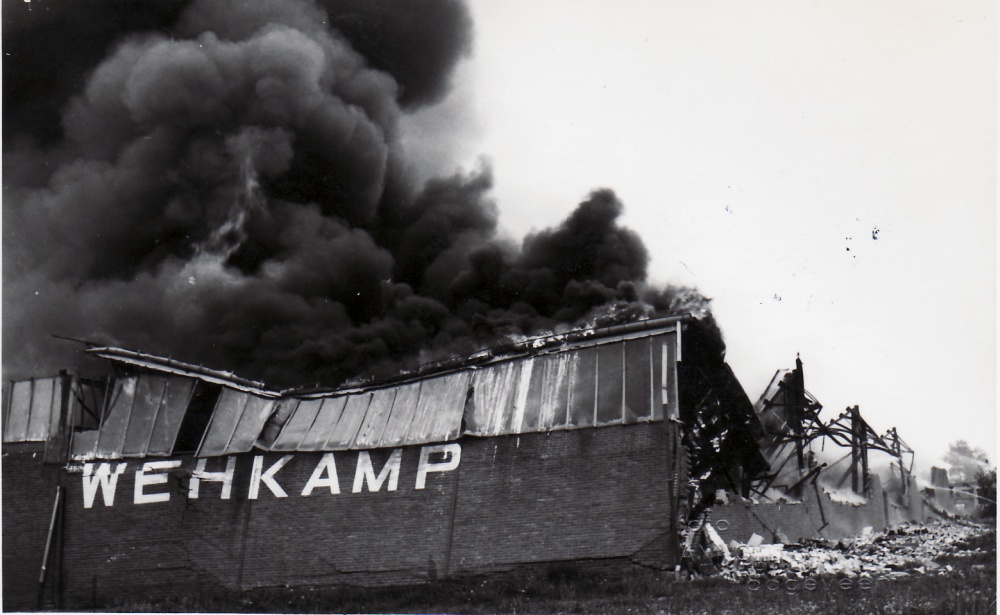 Bekijk detail van "GH03705: Brand bij Wehkamp Postorders op het industrieterrein 'De <span class="highlight">Rollepaal</span>', in Dedemsvaart op 17 mei 1960."
