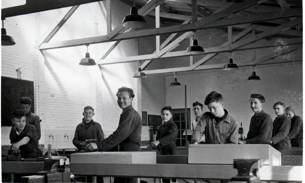 Bekijk detail van "GH03970: Leerlingen tijdens een les in de voormalige Lagere Technische School aan de Mr. Zacharias Tijllaan in Dedemsvaart."
