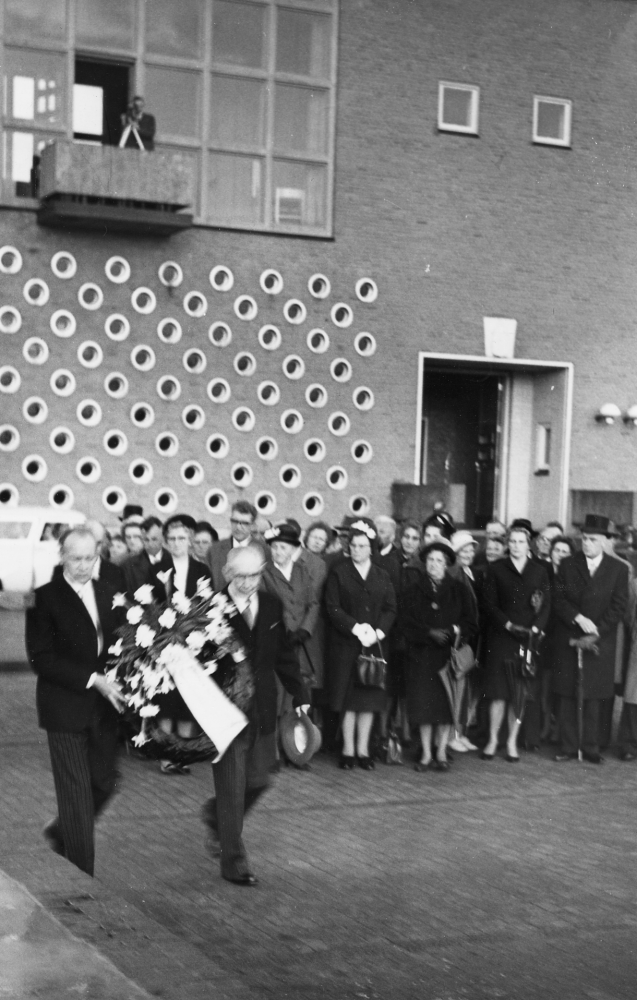 Bekijk detail van "GH02835: Onthulling van het nieuwe Oorlogsmonument aan de carillontoren op het <span class="highlight">Stephanusplein</span> te Hardenberg."