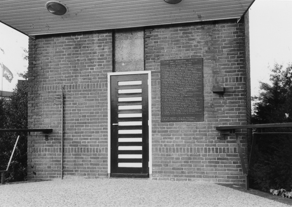 Bekijk detail van "GH02875: Een kastje met namen aan de Carillontoren op het <span class="highlight">Stephanusplein</span> te Hardenberg ter herdenking van de gevallenen in de Tweede Wereldoorlog."