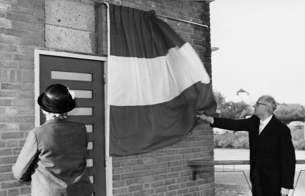 Bekijk detail van "GH02876: De Onthulling van de gedenkkist met namen voor gevallenen in de Tweede Wereldoorlog aan de carillontoren op het Stephanusplein door mevr. Prenger en ds. Visser."