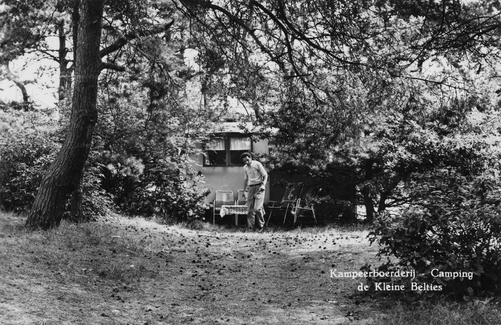 Bekijk detail van "GH02985: Een Caravan op camping 'De Kleine Belties', in Heemse."