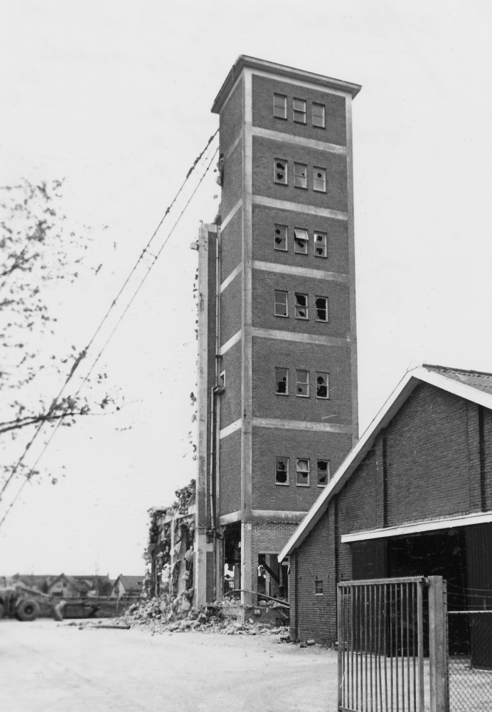 Bekijk detail van "GH02702: De Afbraak van het pakhuis (silo) van de coöperatieve landbouwmaatschappij (C.L.M.) aan de Vecht te Hardenberg."