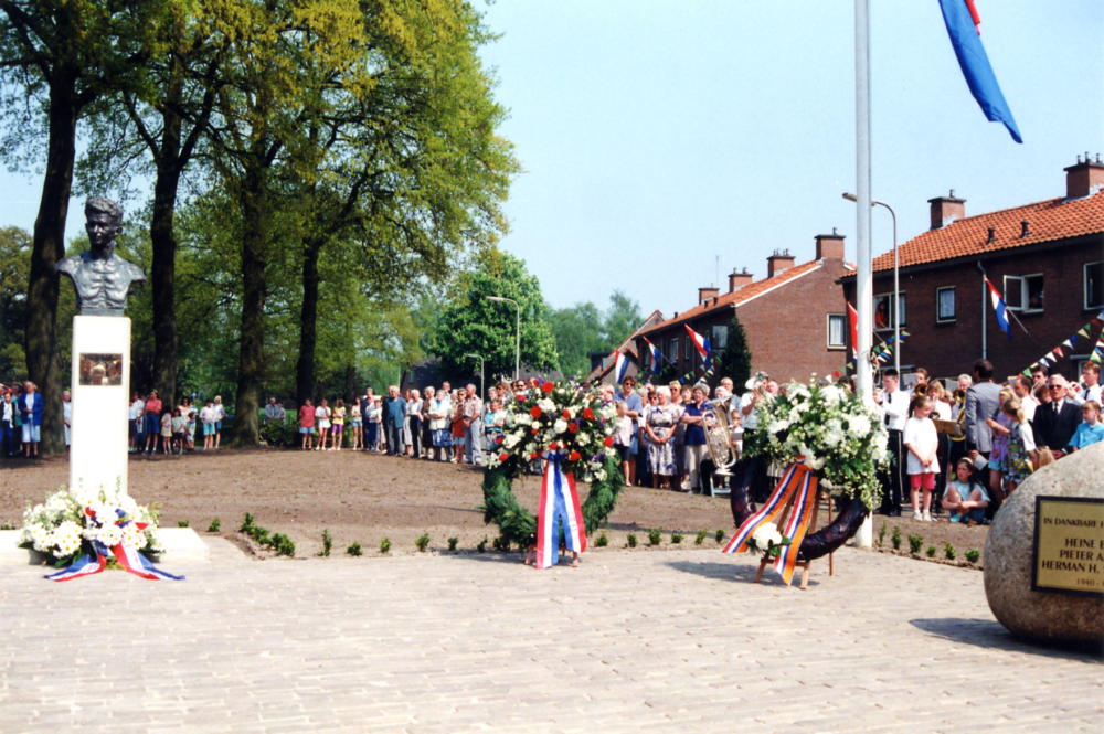 Bekijk detail van "GH02713: De Onthulling van het herinneringsmonument aan de Tweede Wereldoorlog in de <span class="highlight">Weidebuurt</span> te Heemse."