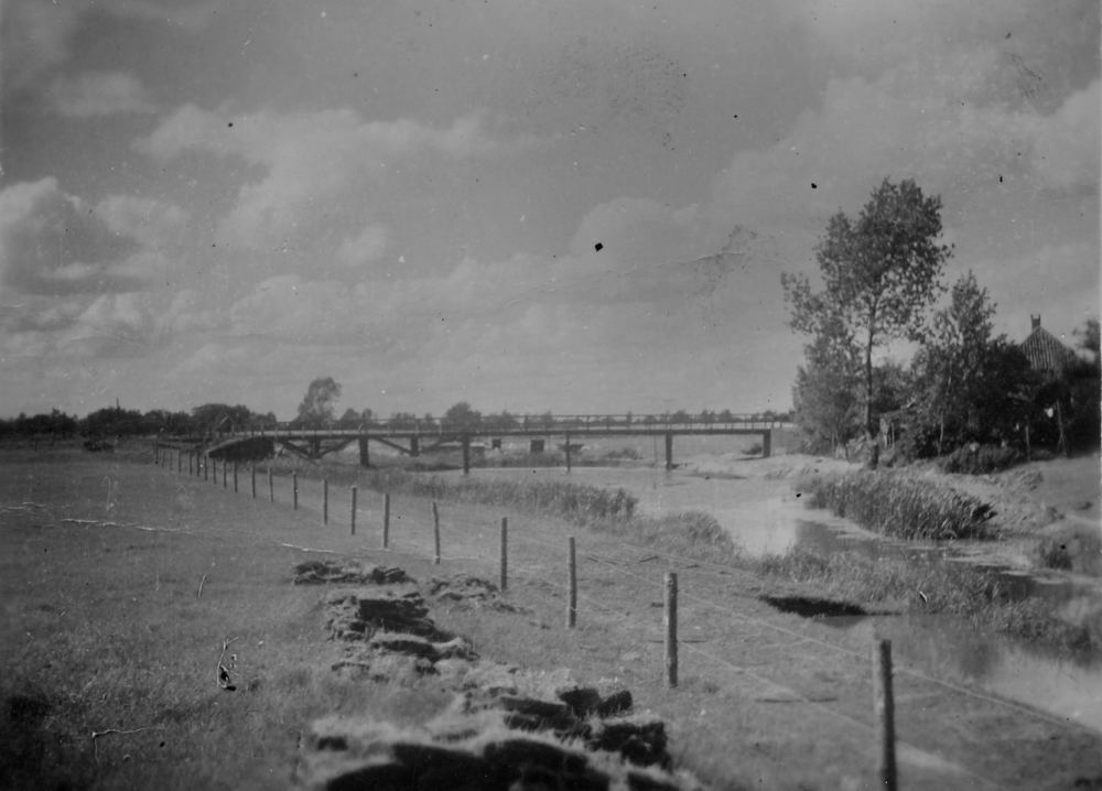 Bekijk detail van "GH02554: Zicht op de brug over het <span class="highlight">Oelenveer</span> in Heemse."