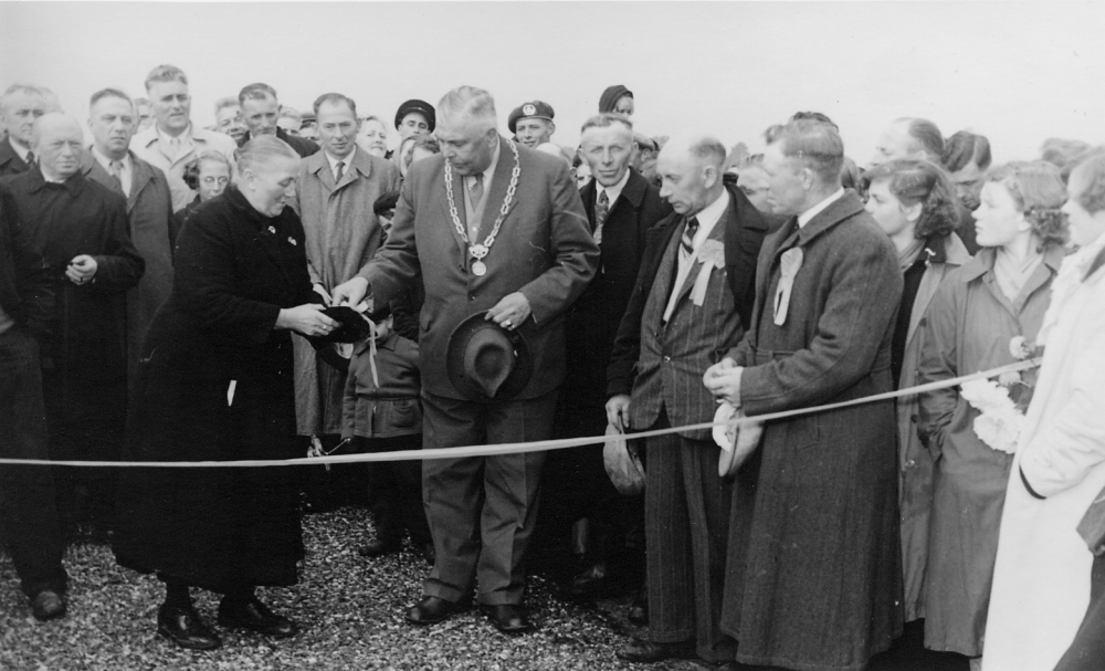 Bekijk detail van "GH02368: Burgemeester mr. J.A.M. van Oorschot van Hardenberg verricht de officiële opening van de verharde wegen te <span class="highlight">Oud-Lutten</span>."