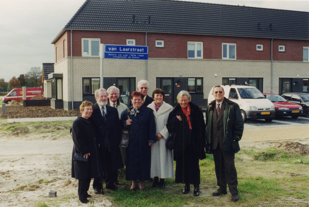 Bekijk detail van "GH02003: De Officiële onthulling, door nabestaanden, van de Van Laarstraat in Hardenberg."