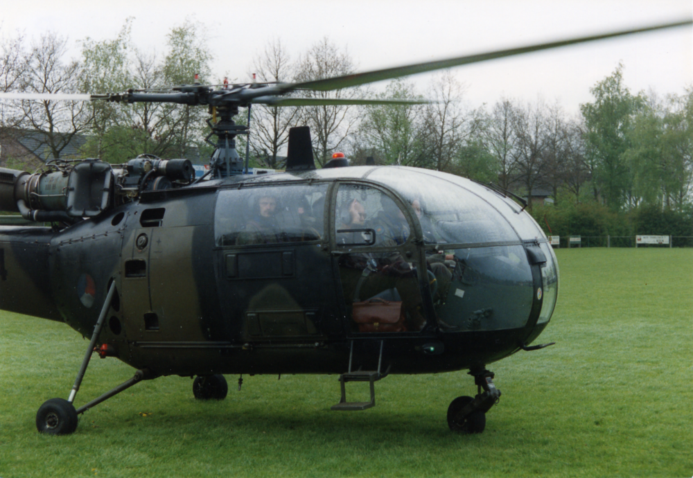 Bekijk detail van "GH02153: Prins Bernhard von Lippe-Biesterfeld arriveert per militaire helicopter in Kloosterhaar"