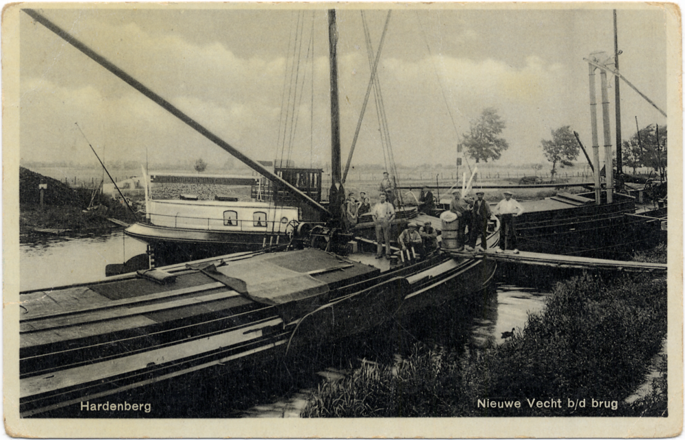 Bekijk detail van "GH01301: <span class="highlight">Binnenvaartschepen</span> (vrachtschepen) op rivier de Vecht leggen aan in de haven van de Stad Hardenberg."