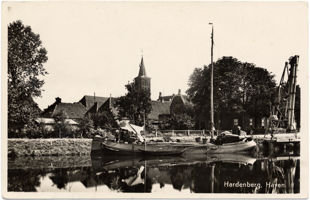 Bekijk detail van "GH01302: Scheepvaart aan de kade in de haven van Hardenberg."