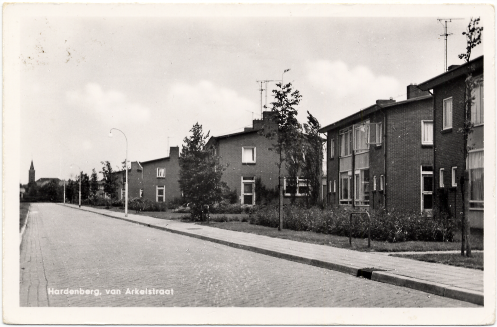 Bekijk detail van "GH01244: De Jan van Arkelstraat in Hardenberg."