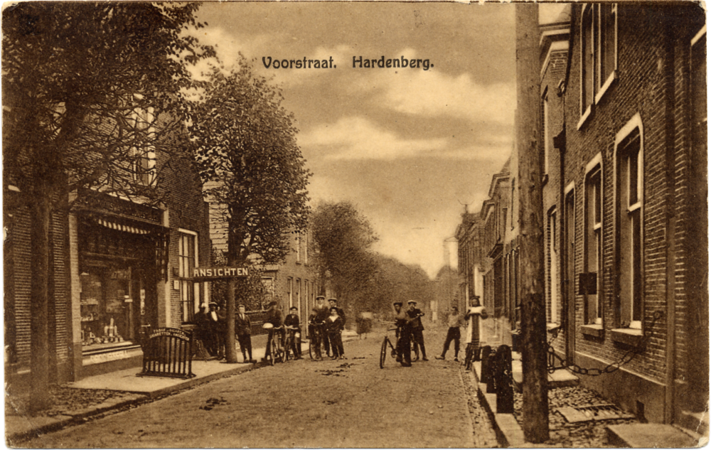 Bekijk detail van "GH01184: De Voorstraat in Hardenberg."