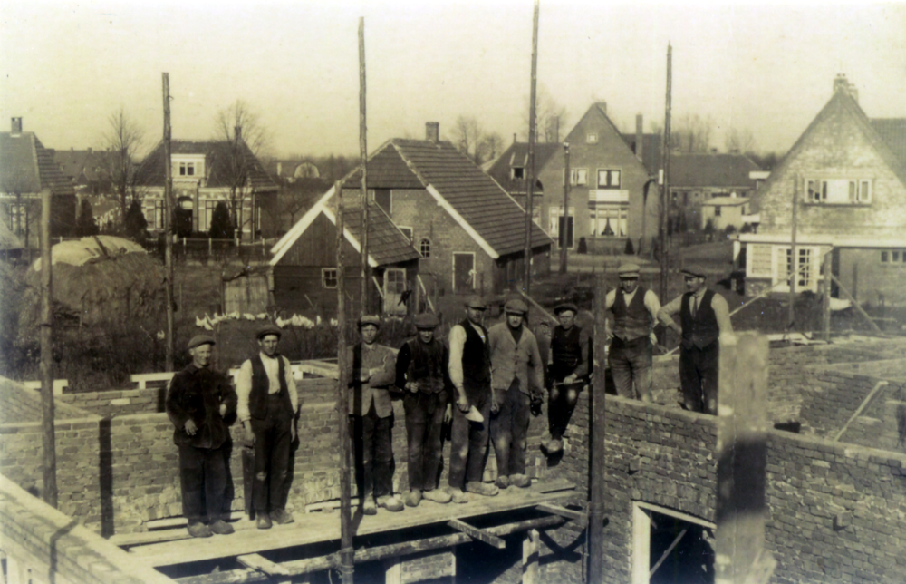 Bekijk detail van "GH01005: Werklieden op de bouwplaats van het Ziekenhuis 'Röpcke- Zweersstichting', in Hardenberg"