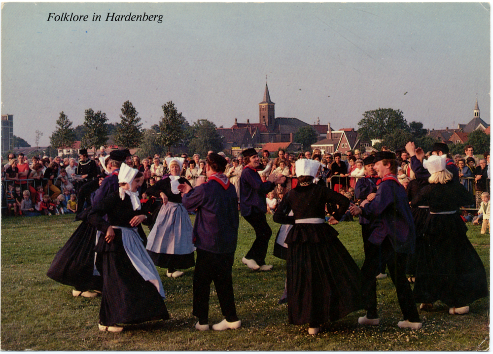 Bekijk detail van "GH00765: Folkloristische dansgroep d'Arnbarger Klepperties op 't <span class="highlight">Molenplein</span> te Heemse."