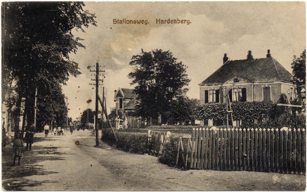 Bekijk detail van "GH00476: De Stationsstraat te stad Hardenberg, rechts de Marechaussee Kazerne."